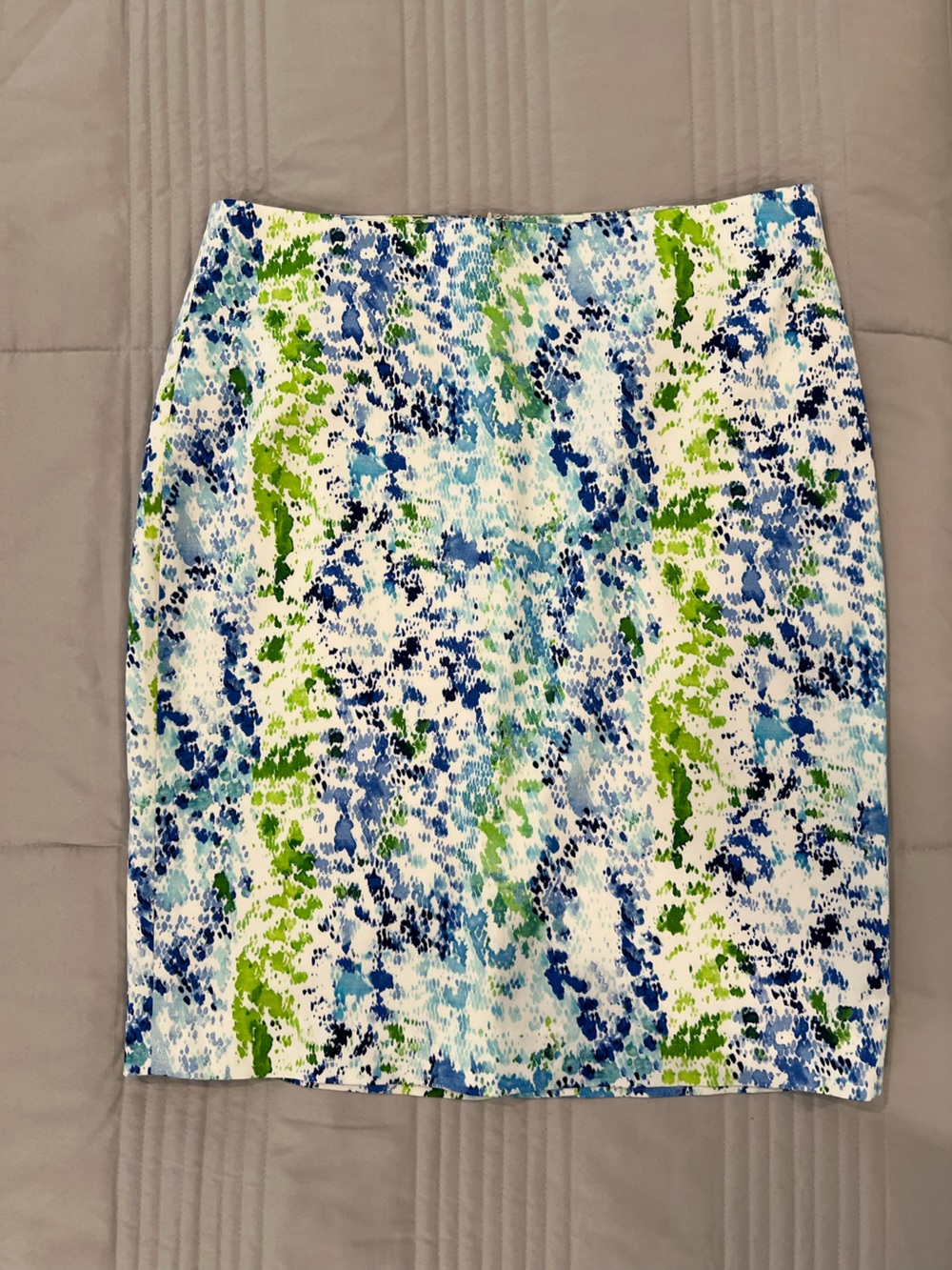 Ann Taylor Blue, Green & White Abstract Print Pencil Skirt